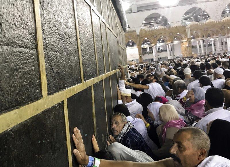 Kabe'de hacı adaylarının dualarına gözyaşları eşlik ediyor