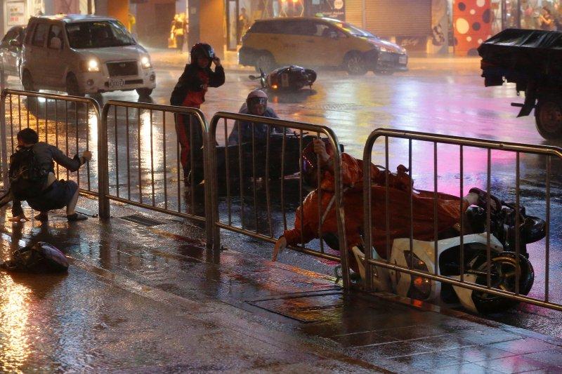 Fırtına Hong Kong'u adeta uçurdu