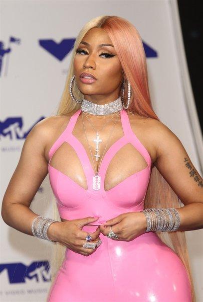 MTV Video Müzik Ödülleri dekolte yarışı