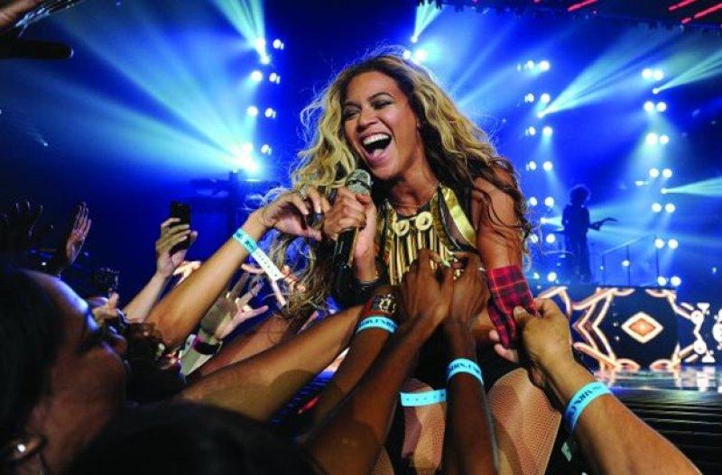 MTV Video Müzik Ödülleri dekolte yarışı