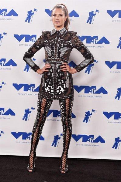 MTV Video Müzik Ödülleri dekolte yarışı