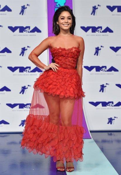 MTV Video Müzik Ödülleri dekolte yarışı