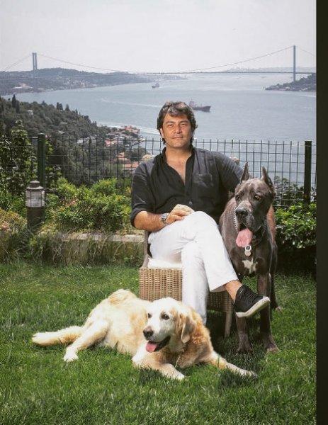 Ünlü sunucu ve oyuncu Vatan Şaşmaz