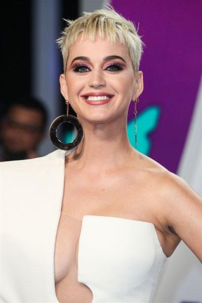 MTV Video Müzik Ödülleri dekolte yarışı