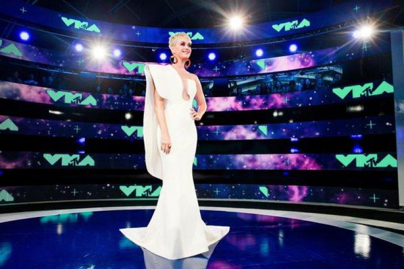 MTV Video Müzik Ödülleri dekolte yarışı