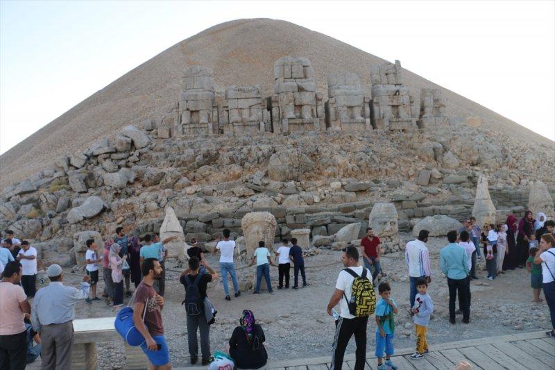 Nemrut Dağı bu bayram 20 bin ziyaretçiyi ağırladı