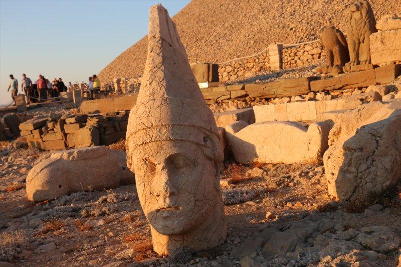 Nemrut Dağı bu bayram 20 bin ziyaretçiyi ağırladı