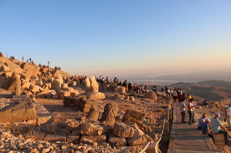 Nemrut Dağı bu bayram 20 bin ziyaretçiyi ağırladı