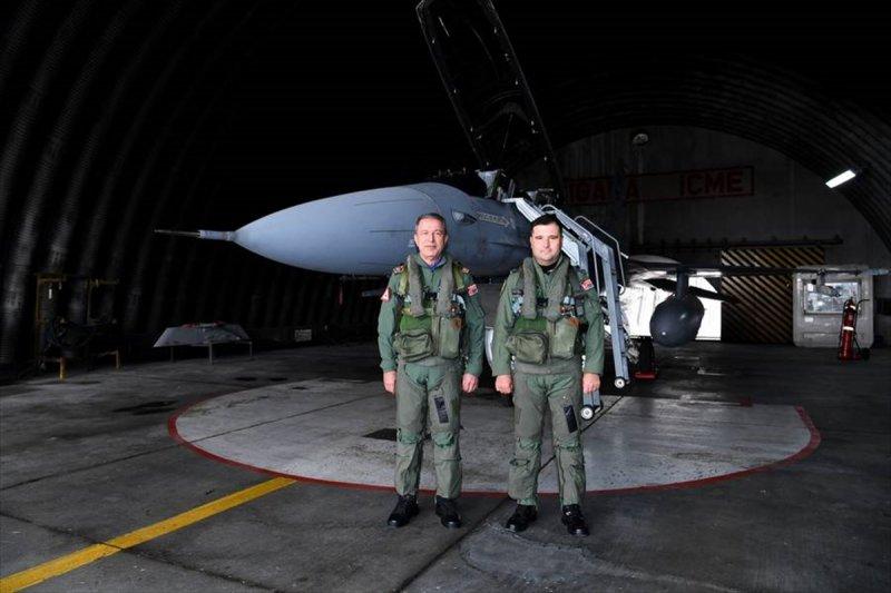 Hulusi Akar F-16 ile uçtu 