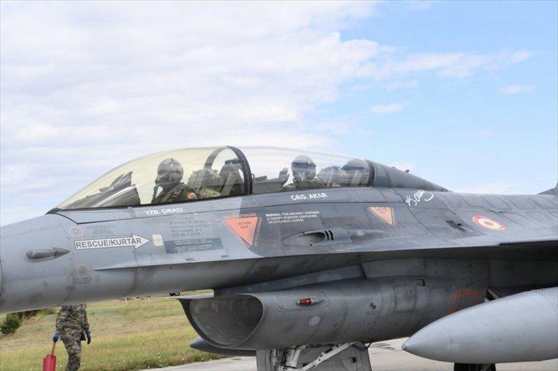 Hulusi Akar F-16 ile uçtu 