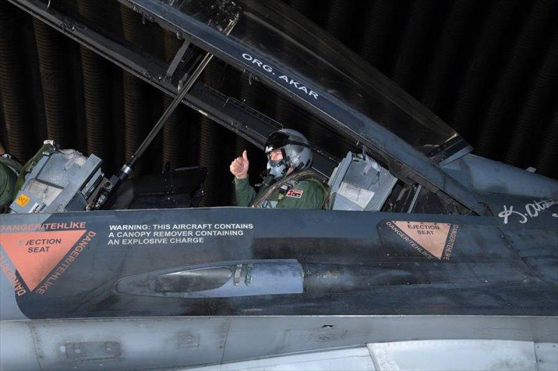 Hulusi Akar F-16 ile uçtu 
