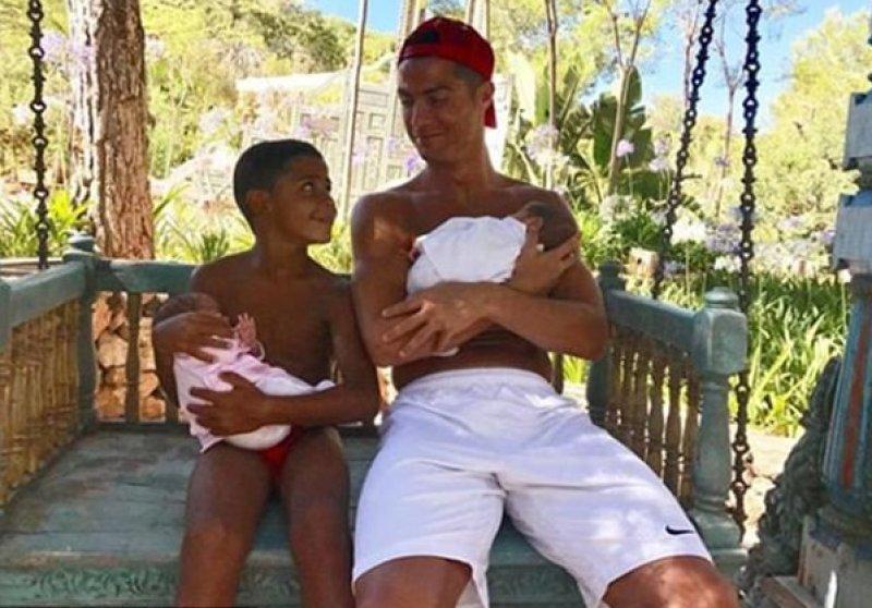 Cristiano Ronaldo’nun hedefi 7 çocuk 