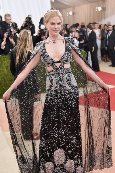 En pahalı kırmızı halı elbiseleri 