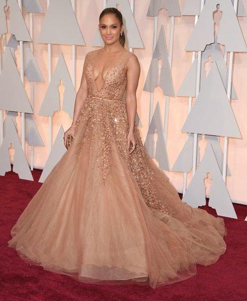 En pahalı kırmızı halı elbiseleri 