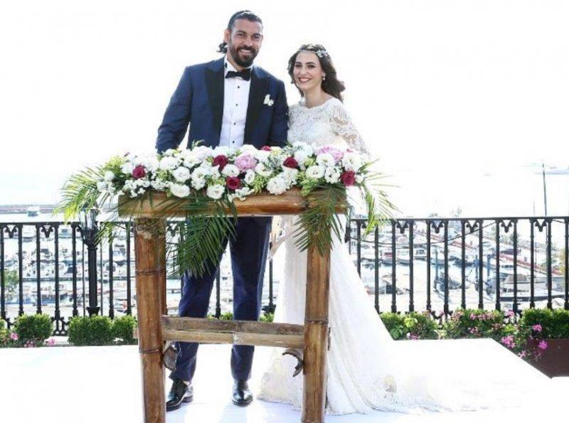 Eski futbolcu Servet Çetin evlendi