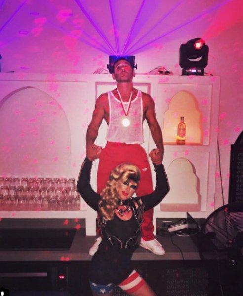 Mert Alaş'ın partisine ünlü akını