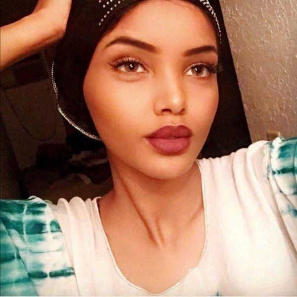 Dünyanın ilk tesettürlü modeli Halima Aden oldu 