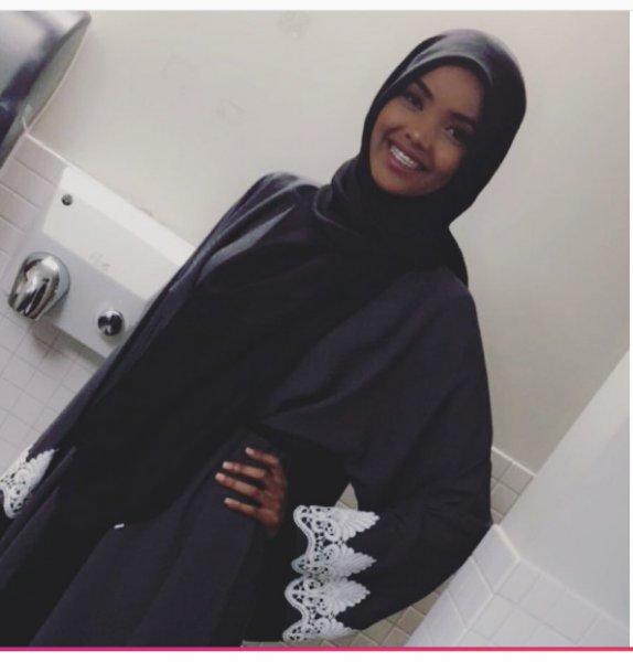 Dünyanın ilk tesettürlü modeli Halima Aden oldu 