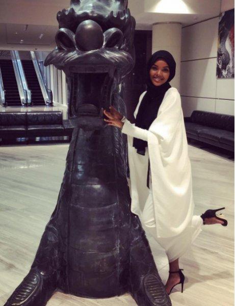 Dünyanın ilk tesettürlü modeli Halima Aden oldu 