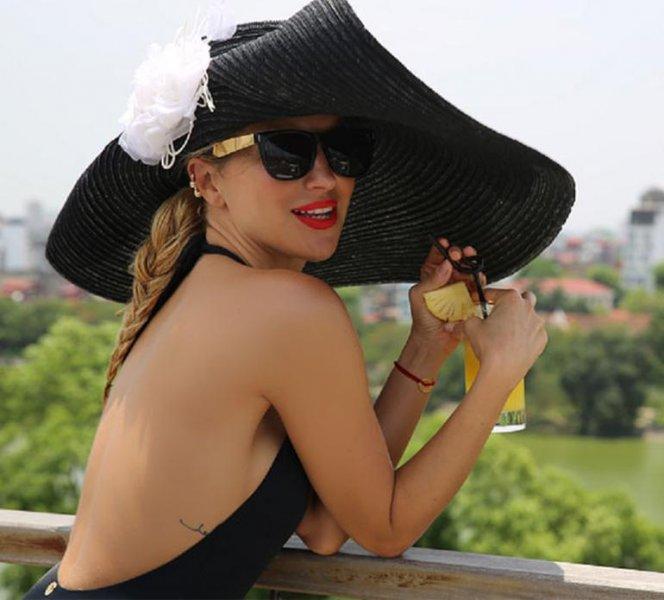 Burcu Esmersoy'dan cesur fotoğraf 