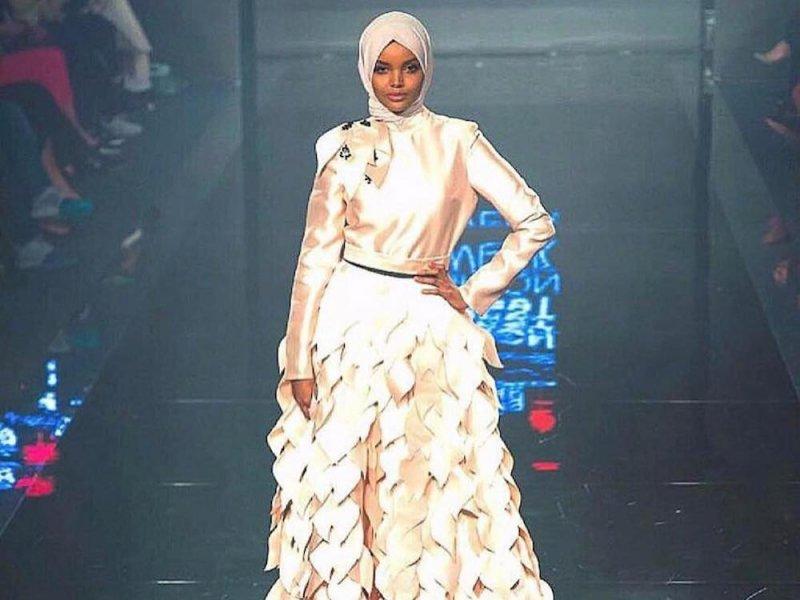 Dünyanın ilk tesettürlü modeli Halima Aden oldu 