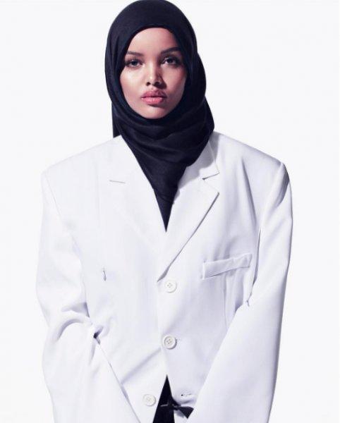 Dünyanın ilk tesettürlü modeli Halima Aden oldu 