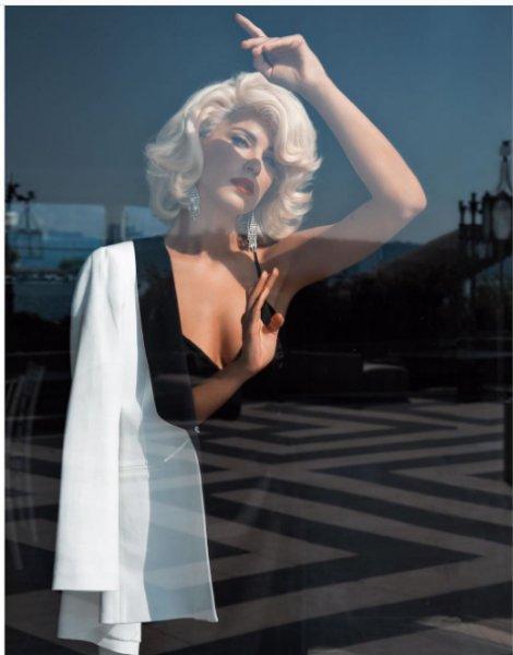 Burcu Esmersoy'dan cesur fotoğraf 