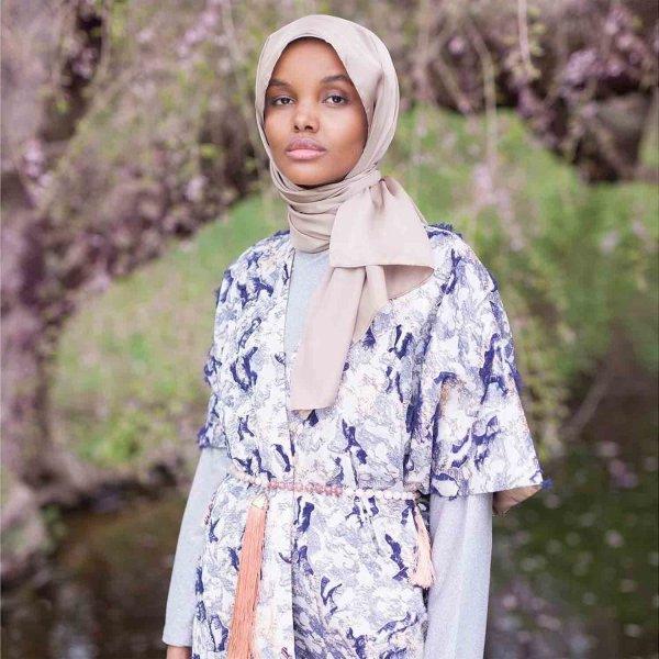 Dünyanın ilk tesettürlü modeli Halima Aden oldu 
