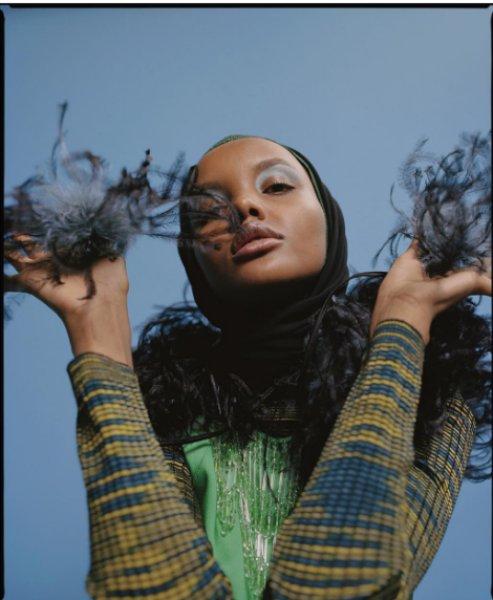 Dünyanın ilk tesettürlü modeli Halima Aden oldu 