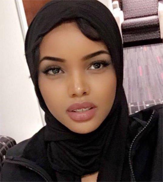 Dünyanın ilk tesettürlü modeli Halima Aden oldu 