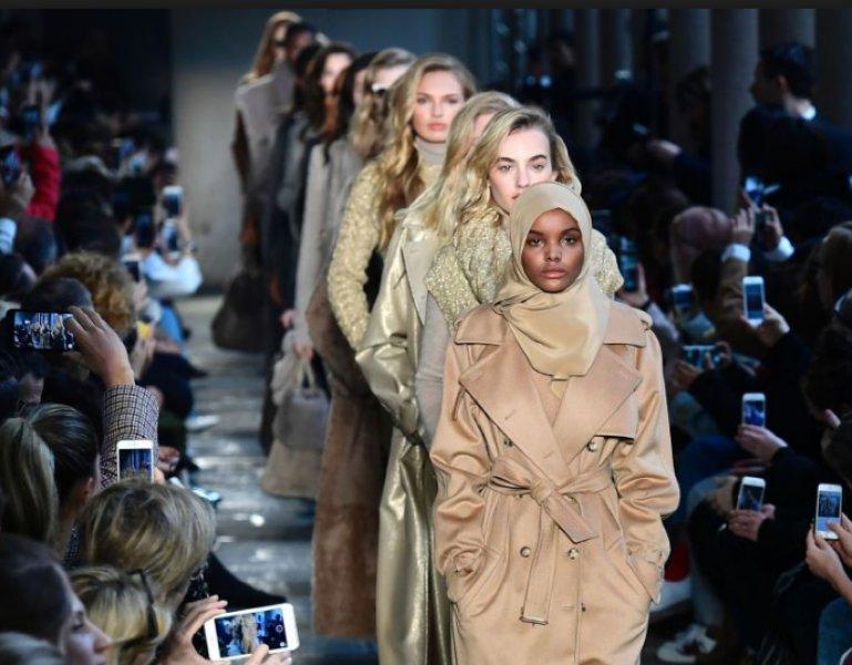Dünyanın ilk tesettürlü modeli Halima Aden oldu 