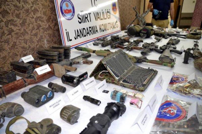 Siirt'te imha edilen PKK'lılardan ele geçirilenler