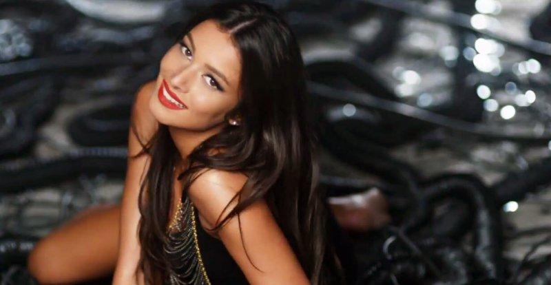 Şarkıcı Ayşe Akın geçirdiği anoreksiya hastalığını anlattı