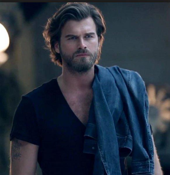 Yabancı dil konusunda parmak ısırtan ünlüler