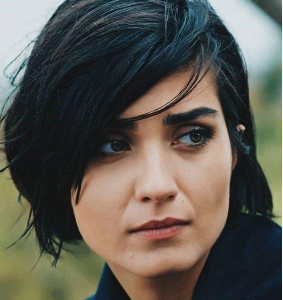 Yabancı dil konusunda parmak ısırtan ünlüler