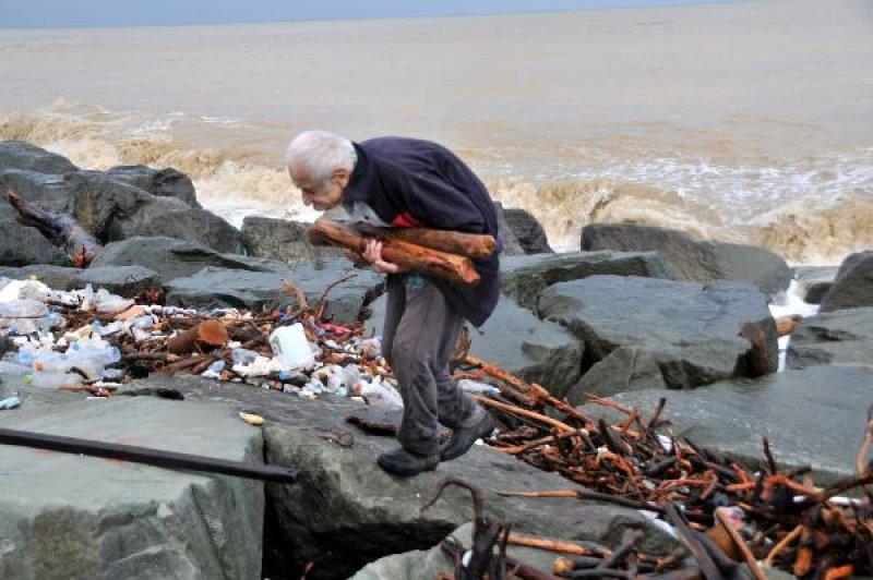Selin sürüklediği odunları yakmak için topladılar