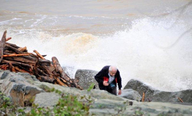 Selin sürüklediği odunları yakmak için topladılar