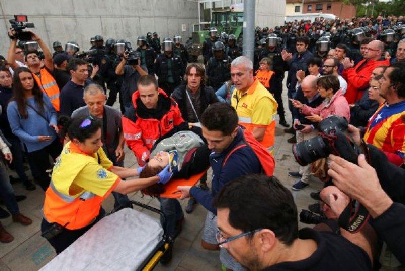İspanyol polisi Barselona'da şiddet uygulamaya başladı