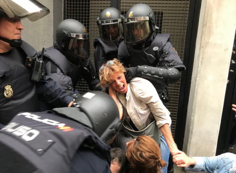 İspanyol polisi Barselona'da şiddet uygulamaya başladı