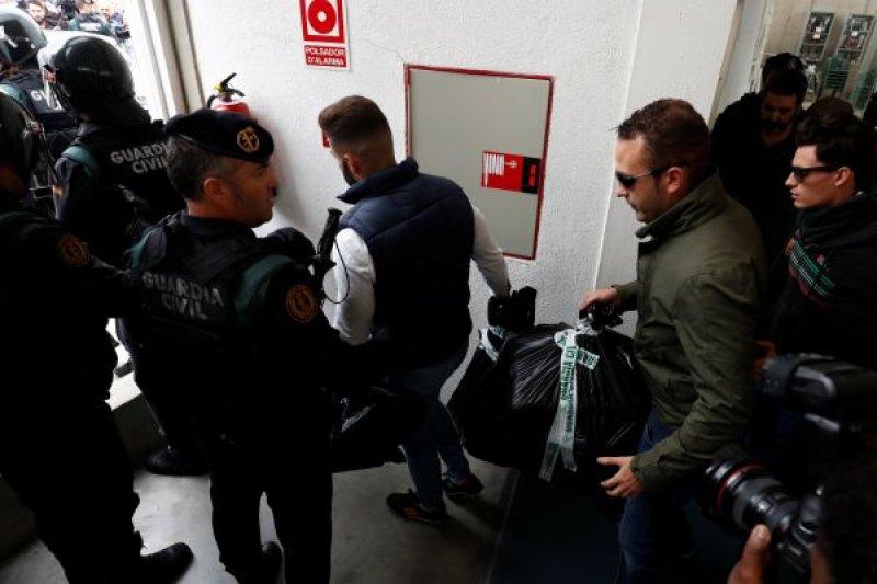 İspanyol polisi Barselona'da şiddet uygulamaya başladı