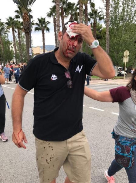 İspanyol polisi Barselona'da şiddet uygulamaya başladı