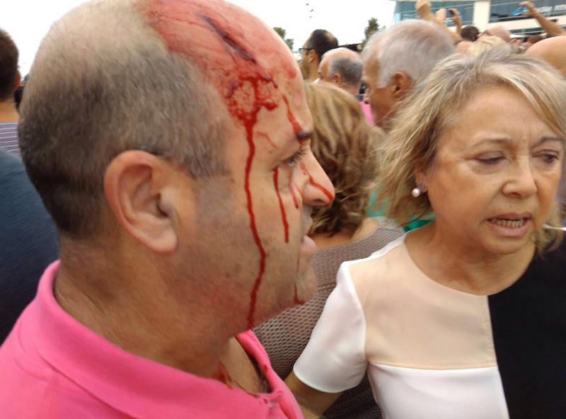 İspanyol polisi Barselona'da şiddet uygulamaya başladı