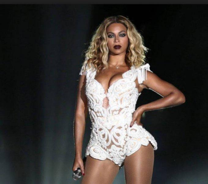 Kıvrımlarıyla nam salmış ünlü isimler 