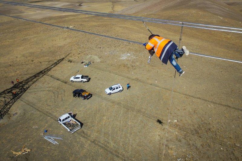 Yüksek gerilim hattı çalışanlarının zorlu mesaisi