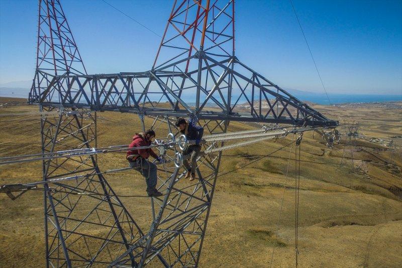 Yüksek gerilim hattı çalışanlarının zorlu mesaisi
