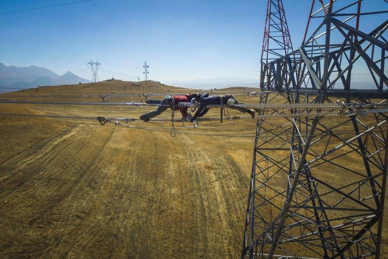 Yüksek gerilim hattı çalışanlarının zorlu mesaisi