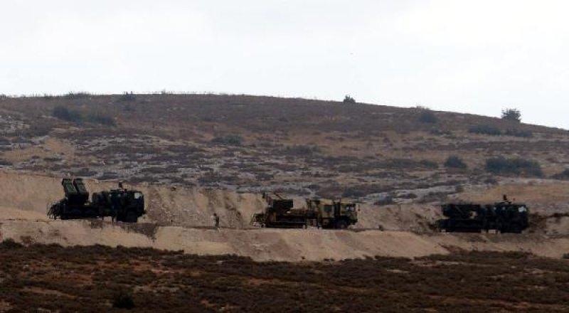 Sınırdaki evlere Türk bayrağı