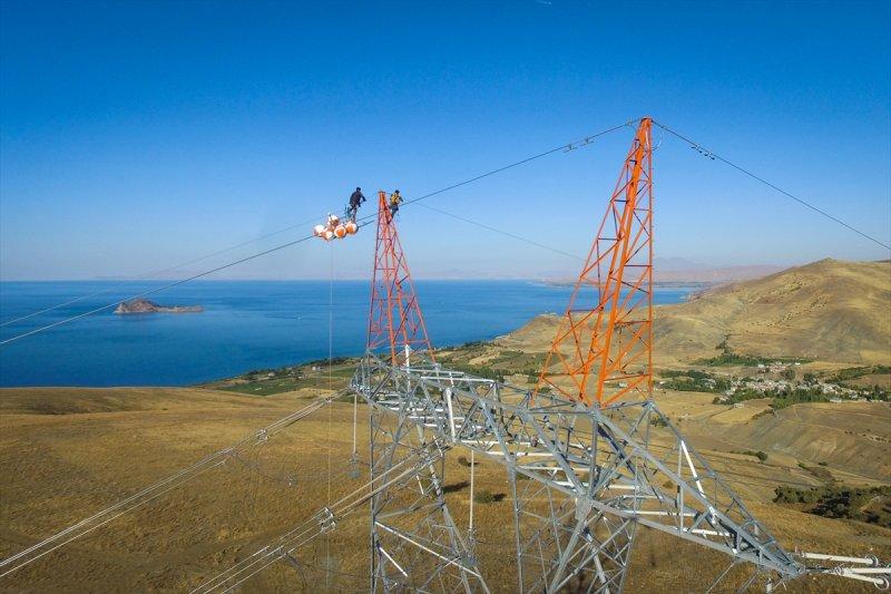 Yüksek gerilim hattı çalışanlarının zorlu mesaisi