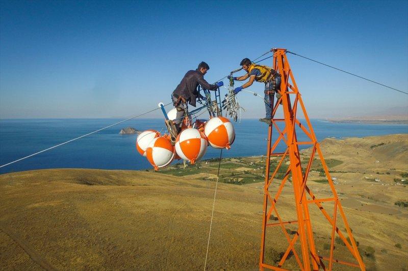 Yüksek gerilim hattı çalışanlarının zorlu mesaisi