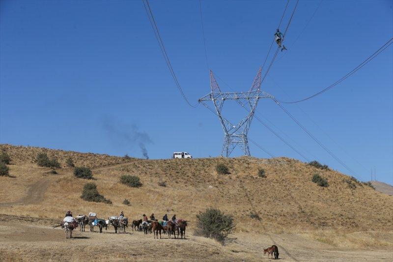 Yüksek gerilim hattı çalışanlarının zorlu mesaisi